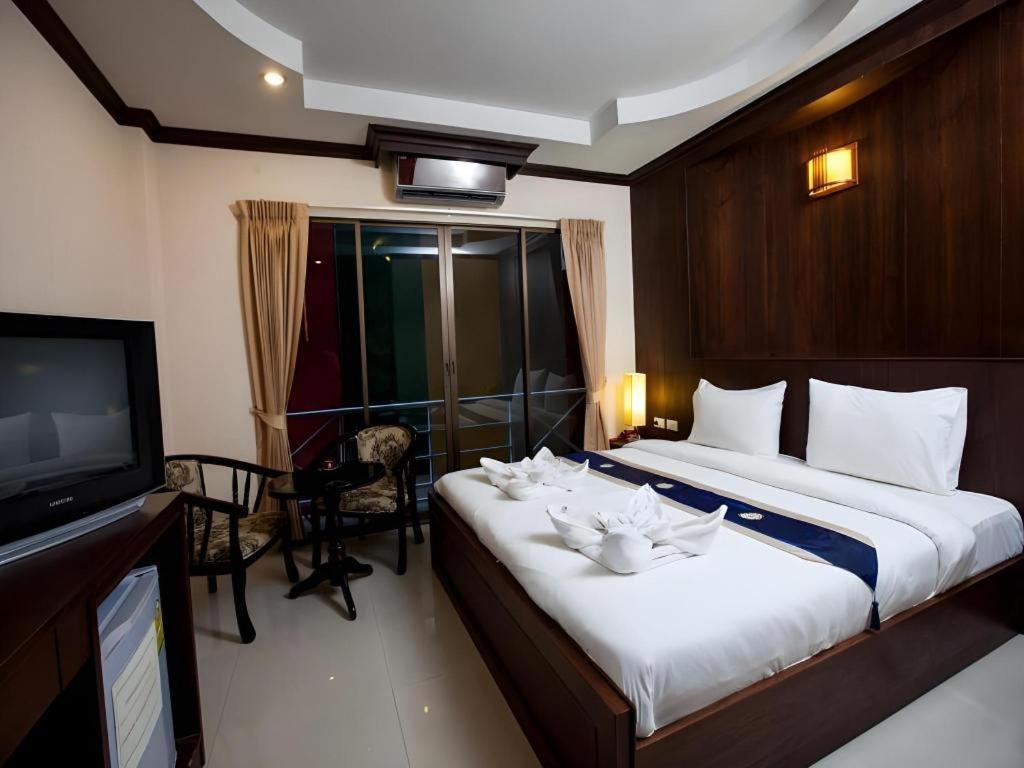 Patong Triple Rund Place Hotel מראה חיצוני תמונה