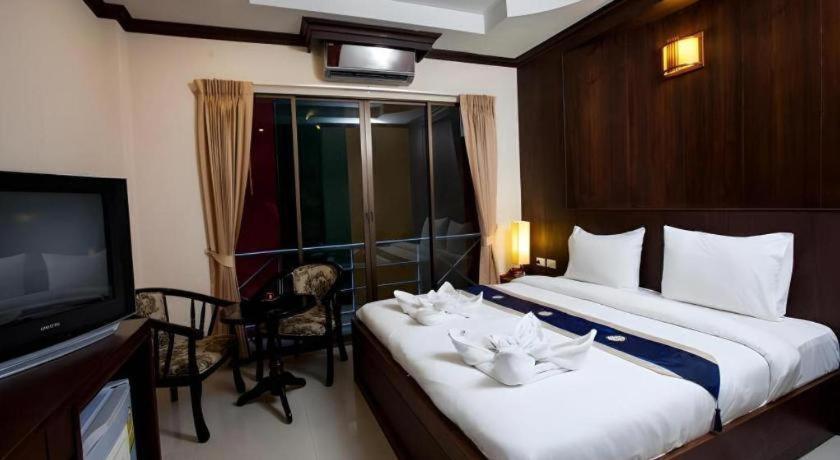 Patong Triple Rund Place Hotel מראה חיצוני תמונה